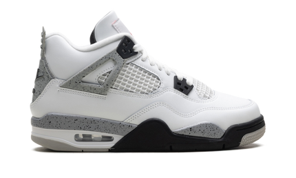 Witte Air Jordan 4 Retro GS sneakers met cementpatroon en zwarte details, lage schoen met leren en suède materialen.