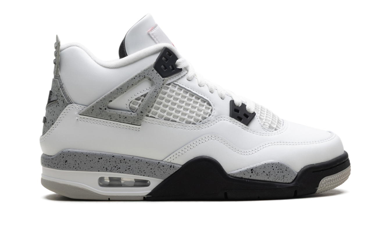 Witte Air Jordan 4 Retro GS sneakers met cementpatroon en zwarte details, lage schoen met leren en suède materialen.
