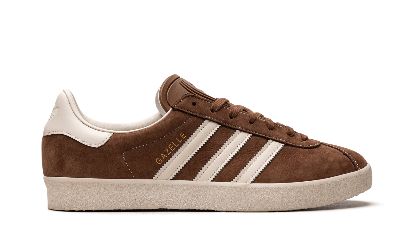 Bruine Adidas Gazelle schoenen met leren bovenwerk en witte zool, casual sneakers voor heren en dames.
