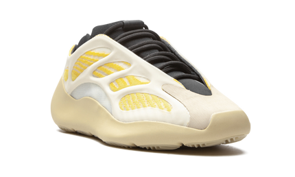 Zwarte Yeezy 700 V3 "Safflower" sneakers van Mijn winkel, stijlvolle sportschoenen met opvallend ontwerp en comfort.