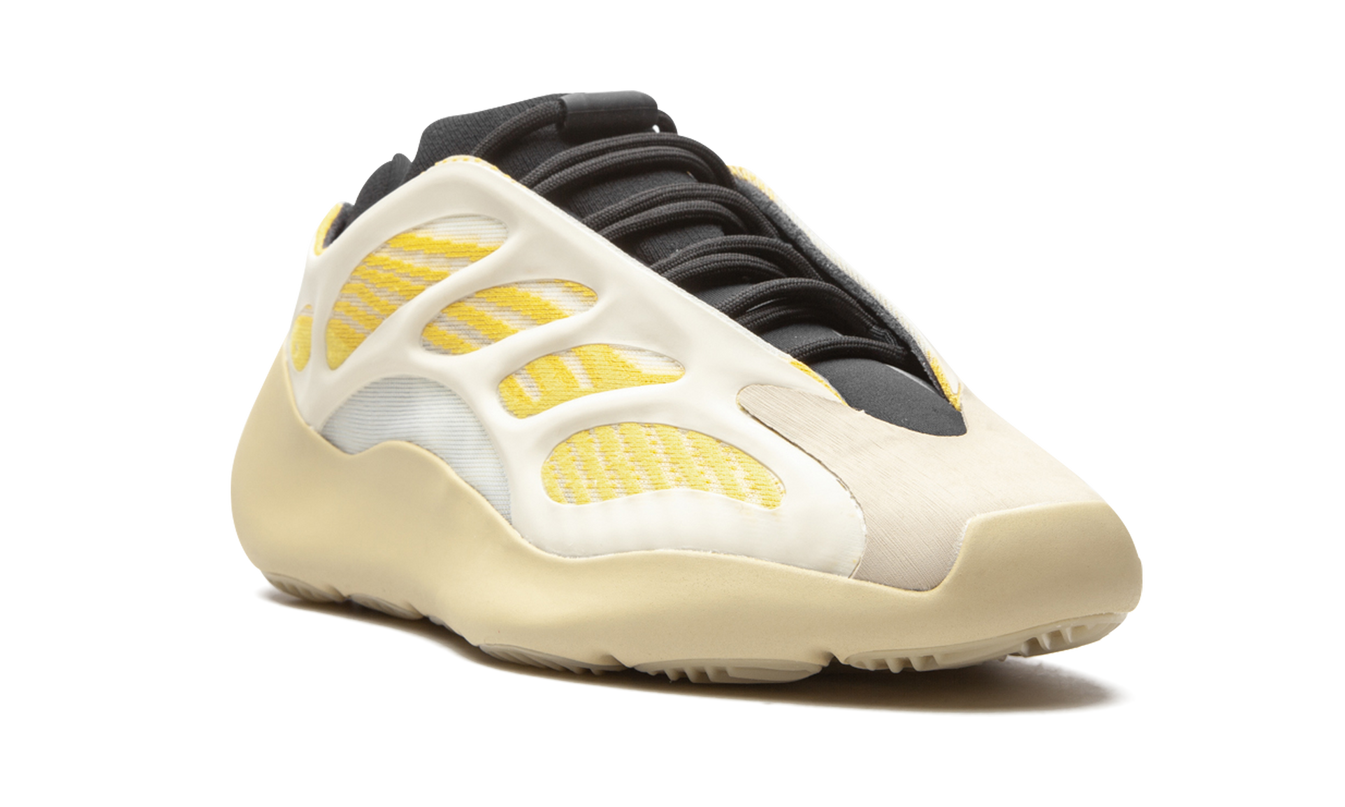 Zwarte Yeezy 700 V3 "Safflower" sneakers van Mijn winkel, stijlvolle sportschoenen met opvallend ontwerp en comfort.