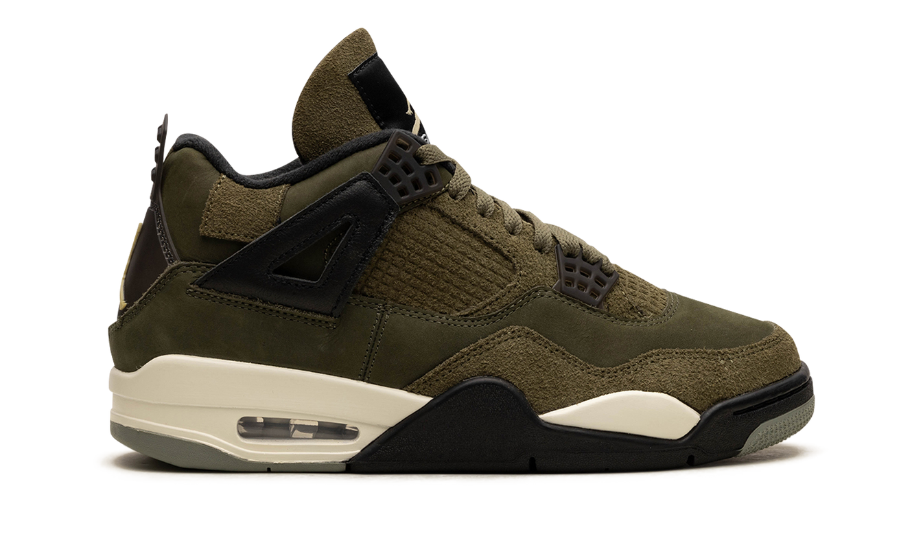 Donkergroene Air Jordan 4 Craft sneakers met gedetailleerde afwerking en stoffen overlays, zichtbaar op de afbeelding.