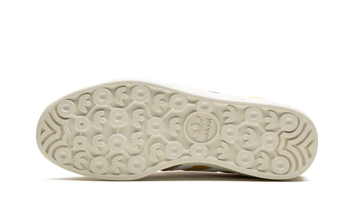 Geel Adidas Gazelle Indoor schoenen met leren bovenwerk en witte zool, geschikt voor binnen.