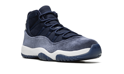 Zwarte Air Jordan 11 Velvet WMNS sneakers met Midnight Navy details en glanzende afwerking, ontworpen voor dames.