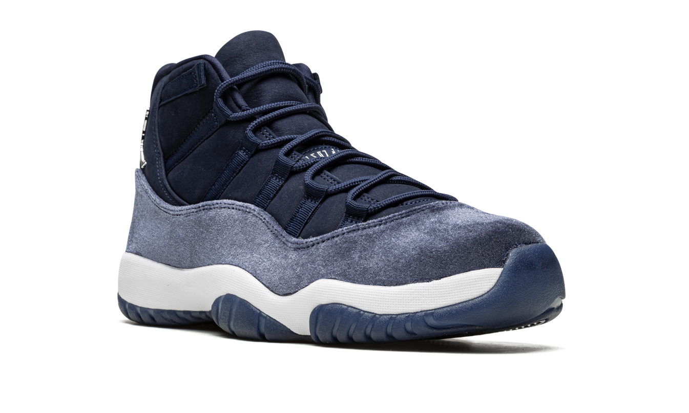 Zwarte Air Jordan 11 Velvet WMNS sneakers met Midnight Navy details en glanzende afwerking, ontworpen voor dames.