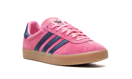 Adidas Gazelle sneakers in roze en donkerblauw, zwart en wit, met leren bovenwerk en witte zool, voor dames en heren.