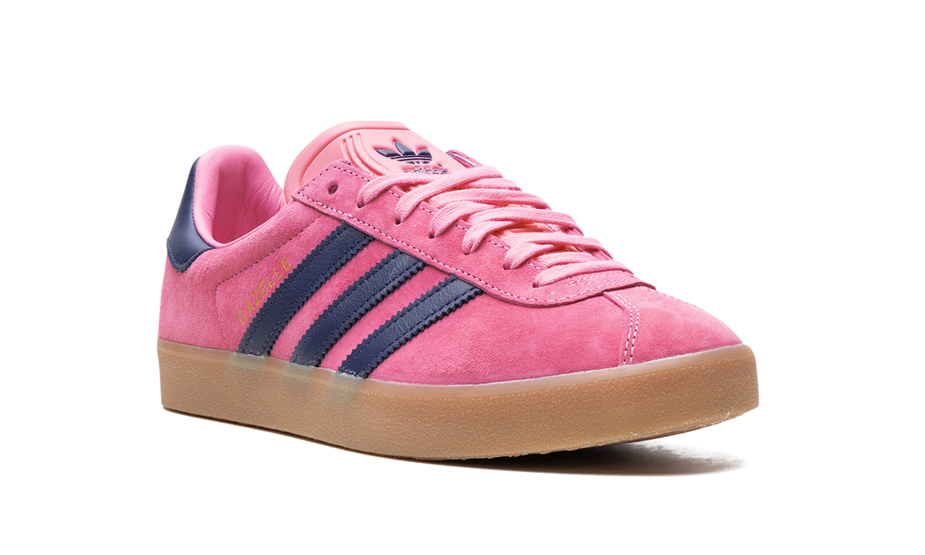 Adidas Gazelle sneakers in roze en donkerblauw, zwart en wit, met leren bovenwerk en witte zool, voor dames en heren.