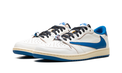 Lichte zandkleurige Air Jordan 1 Low Travis Scott Fragment sneakers met witte details en zwart accenten, gelegen op een witte ondergrond.