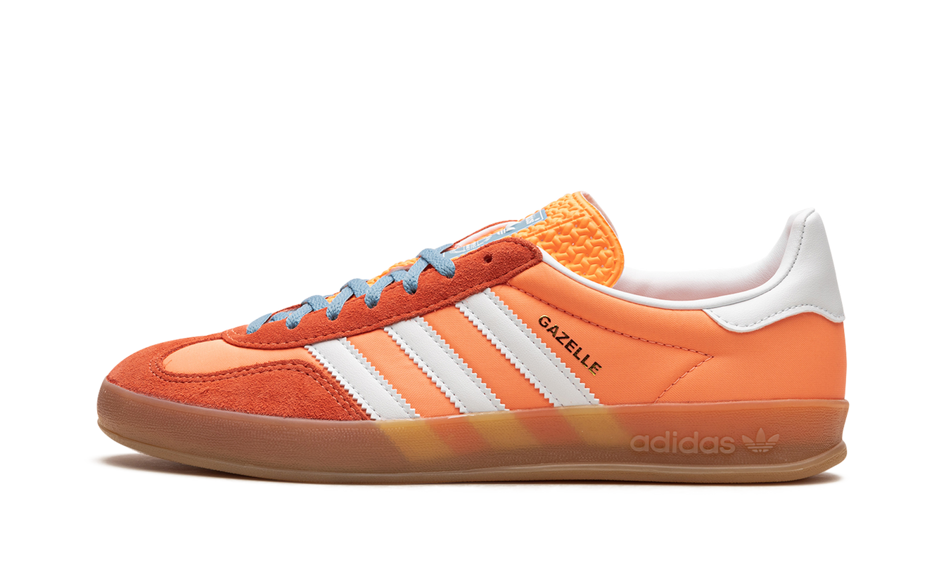 Sportieve Adidas Gazelle Indoor schoenen in Beam Orange met witte details, geschikt voor binnen sporten en casual dragen.