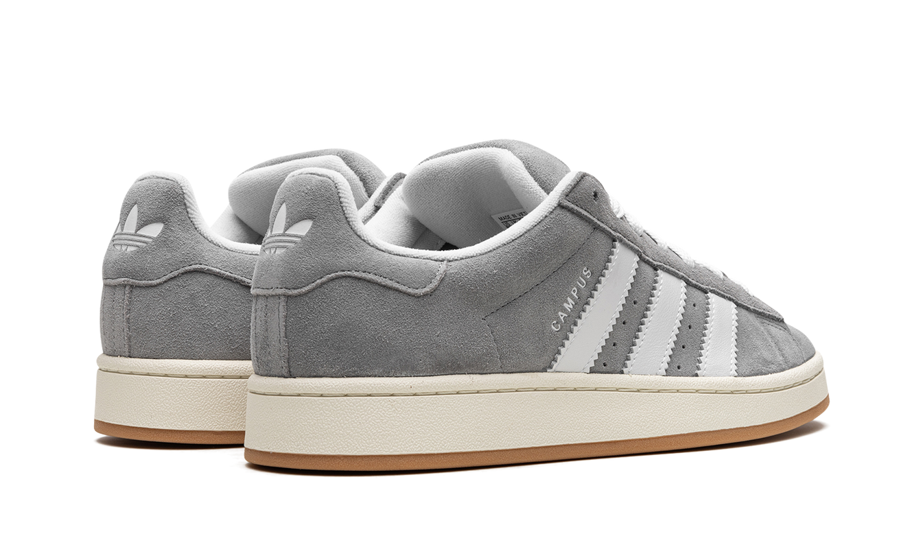 Adidas Campus 00s schoenen in grijs en wit, casual sneaker met witte zool en grijze bovenkant, geschikt voor dagelijks gebruik.