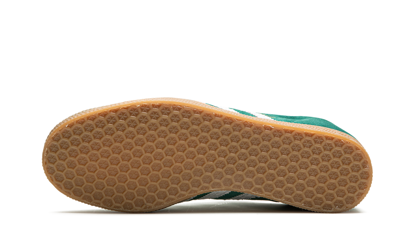 Groene Adidas Gazelle schoenen met witte details, sportief en stijlvol voor heren en dames.