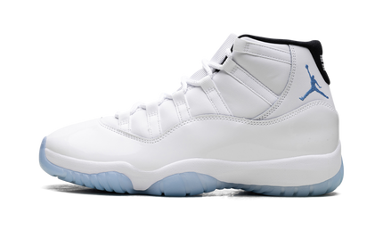 Witte en blauwe Air Jordan 11 Retro sneakers met glanzende afwerking en witte zool, populair sport- en casual schoeisel.