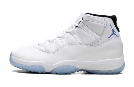 Witte en blauwe Air Jordan 11 Retro sneakers met glanzende afwerking en witte zool, populair sport- en casual schoeisel.