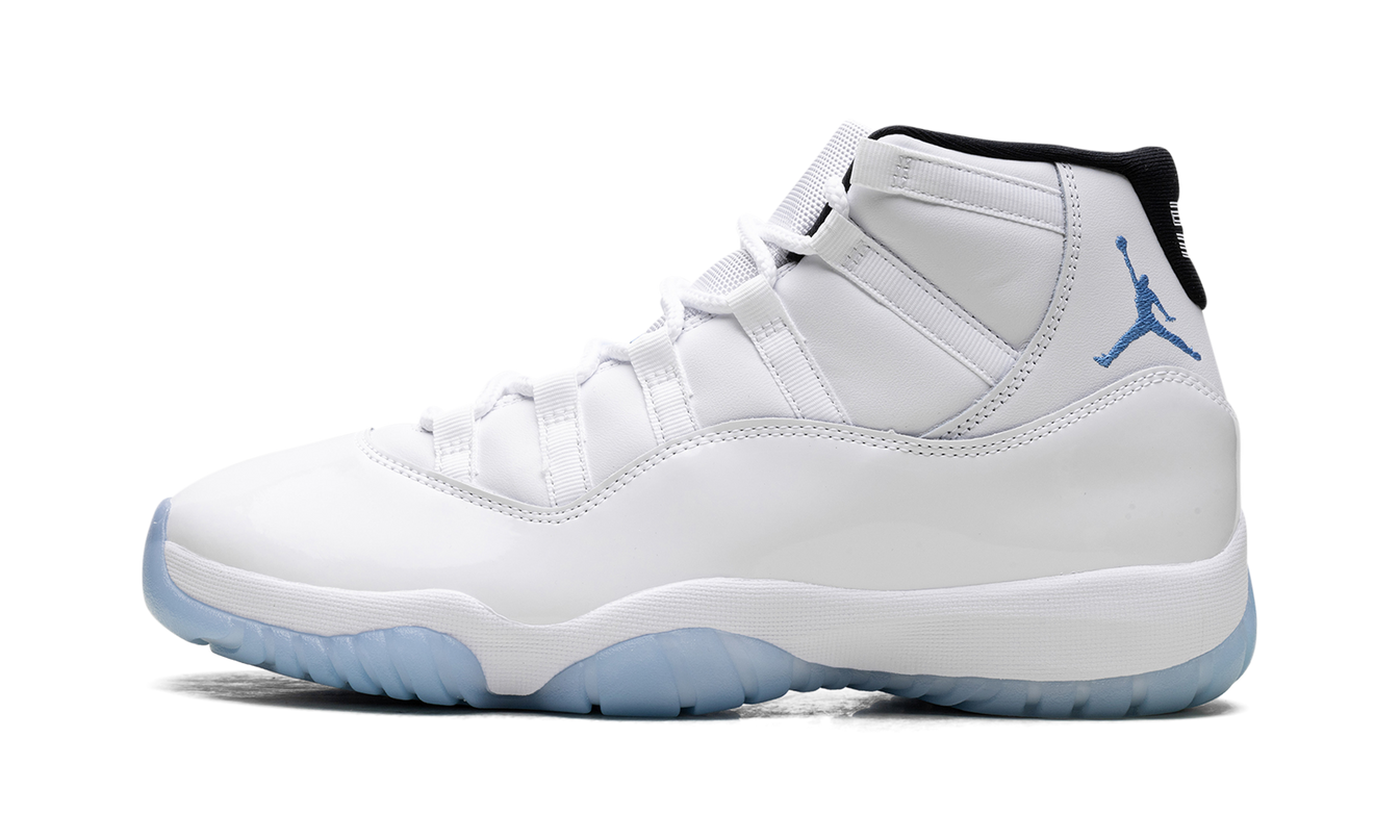 Witte en blauwe Air Jordan 11 Retro sneakers met glanzende afwerking en witte zool, populair sport- en casual schoeisel.