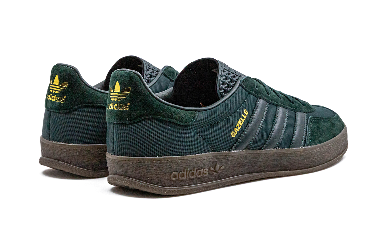 Zwarte Adidas Gazelle Indoor schoenen voor dames, overzicht van de stijlvolle zwarte sneakers met witte zool.