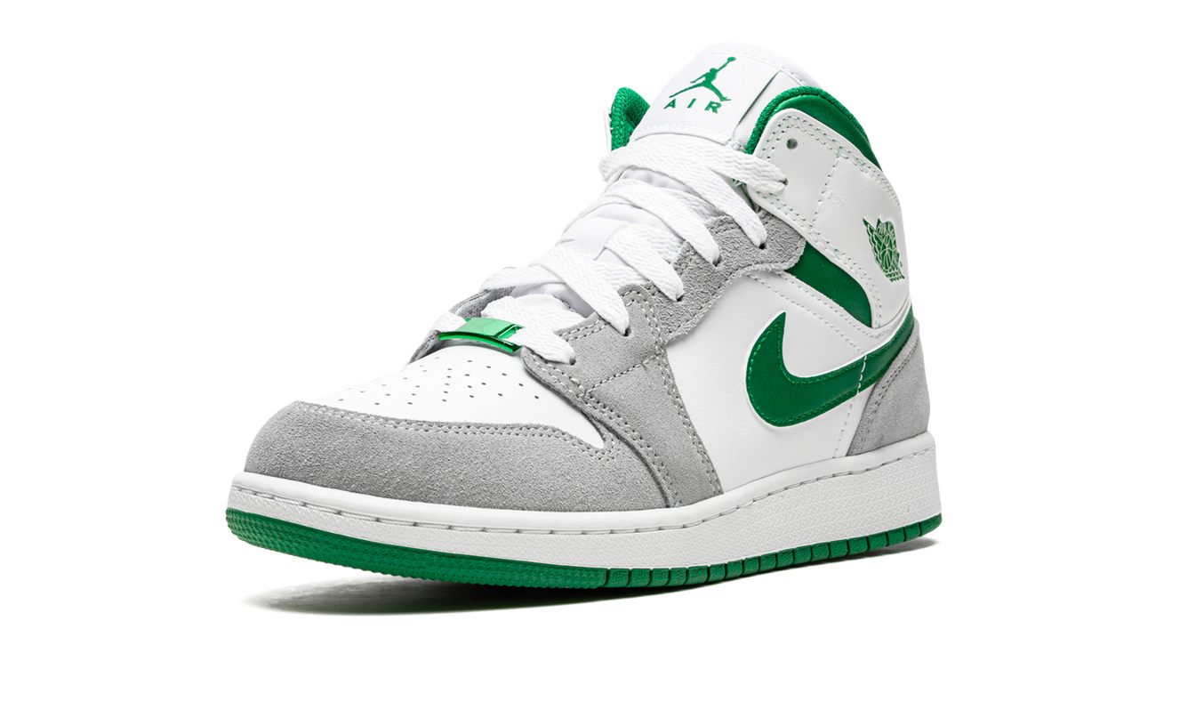 Sneakers Air Jordan 1 Mid SE GS in grijs en dennen groen, zichtbaar met witte zool en kenmerkend ontwerp van Mijn winkel.