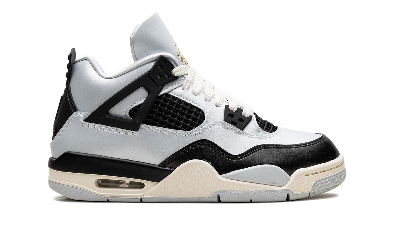 Lichte grijze Air Jordan 4 GS sneakers met witte en zilveren details, ontworpen door Mijn winkel.