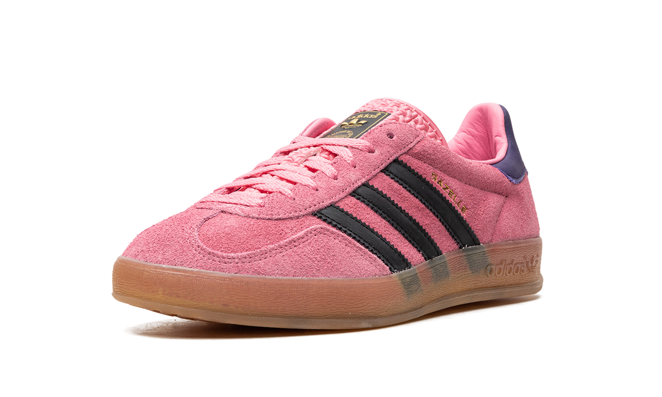Dames Adidas Gazelle indoor schoenen in roze en paars met witte zool, comfortabele sportieve schoenen voor binnen.