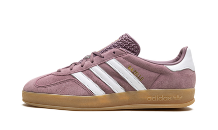 Dames indoor schoenen Adidas Gazelle Shadow Fig in grijs met witte details, geschikt voor binnen sporten en casual gebruik.