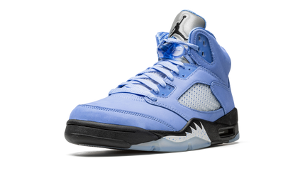 Witte en blauwe Air Jordan 5 Retro SE sneakers van Mijn winkel, sportieve schoenen met kenmerkende details en logo.