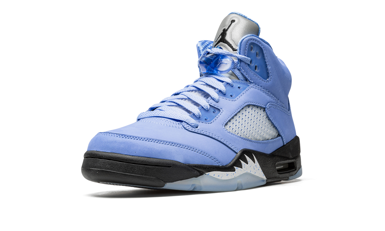 Witte en blauwe Air Jordan 5 Retro SE sneakers van Mijn winkel, sportieve schoenen met kenmerkende details en logo.