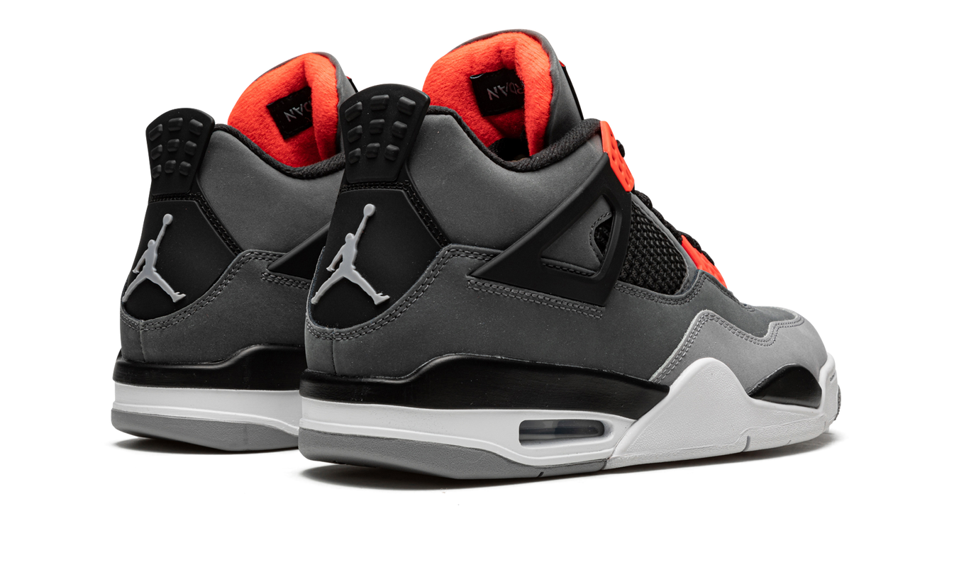 Zwarte Air Jordan 4 Retro sneakers met rode accenten en witte details, zichtbaar van de zijkant.