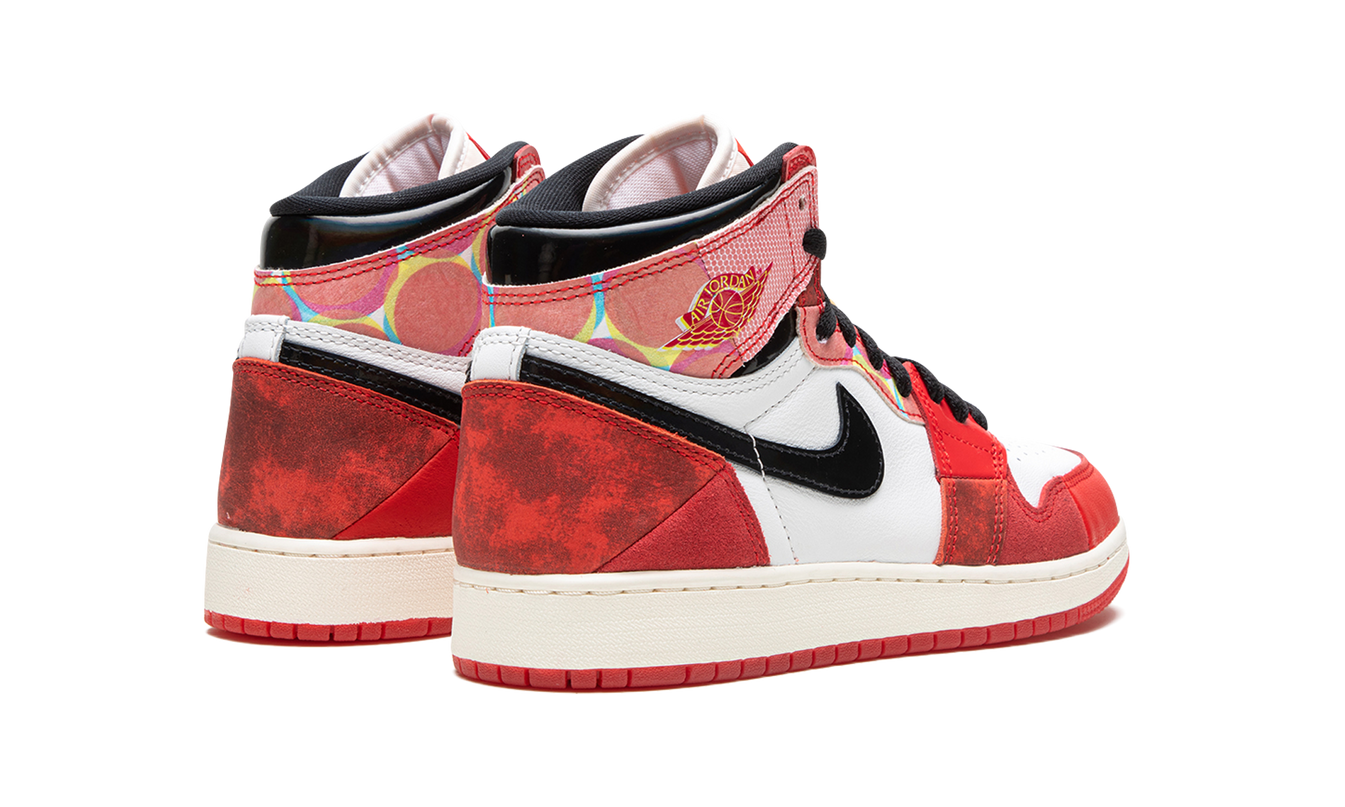 Zwarte en rode Air Jordan 1 High OG GS schoenen met Spider-Man Across the Spider-Verse ontwerp, zichtbaar van de zijkant.