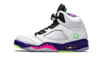 Air Jordan 5 Retro schoenen in zwart en goud, met kenmerkende details en ontwerp geïnspireerd door de Bel-Air stijl.