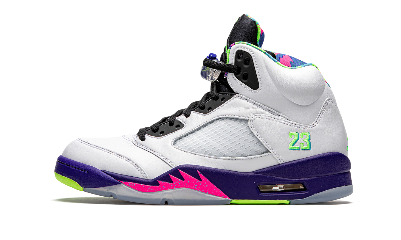 Air Jordan 5 Retro schoenen in zwart en goud, met kenmerkende details en ontwerp geïnspireerd door de Bel-Air stijl.
