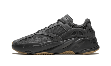 Zwarte Yeezy Boost 700 sneakers van Mijn winkel met dikke zool en sportieve uitstraling, zichtbaar vanuit een zijaanzicht