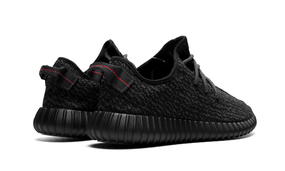 Zwarte Adidas Yeezy Boost 350 sneakers met piratenkleur, close-up van de comfortabele, trendy schoenen.