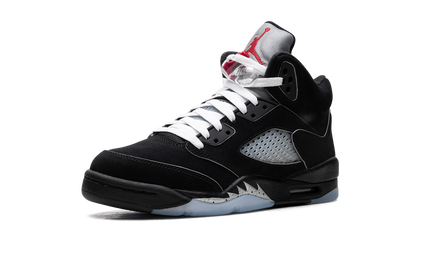 Zwarte Air Jordan 5 Retro OG GS sneakers met metallic details, zichtbaar van de zijkant op een witte achtergrond.