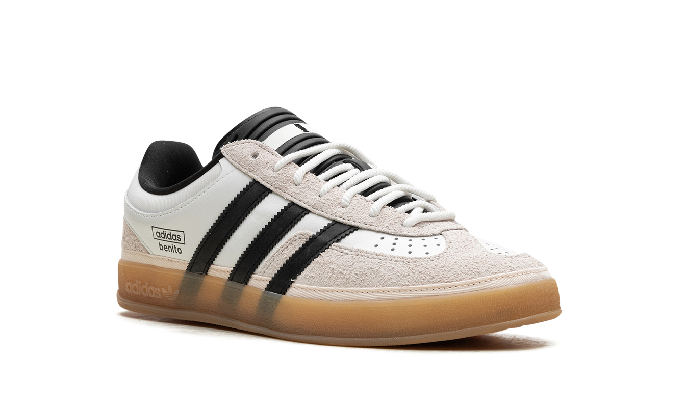 Adidas Gazelle Indoor schoenen van Mijn winkel in Off White met Bad Bunny-ontwerp, close-up van de zij- en bovenkant.