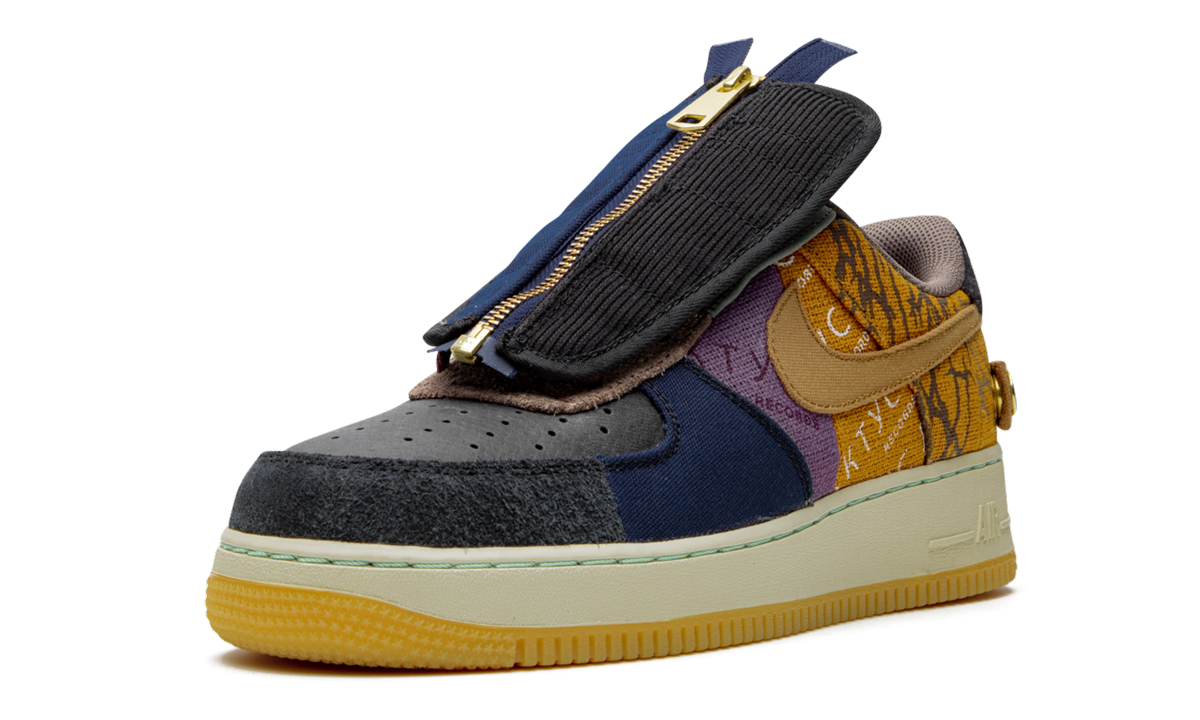 Nike Air Force 1 Low schoenen met Travis Scott Cactus Jack branding en wit leren bovenwerk, stijlvolle sneakers voor casual draag.