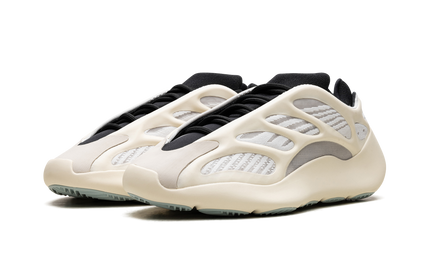 Zwarte Yeezy 700 V3 Azael schoenen met ontwerp in sneakersstijl, zichtbaar vanaf de zijkant.
