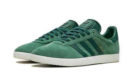Adidas Gazelle "Tech Forest" sneakers in groen en zwart, getoond op een witte achtergrond.