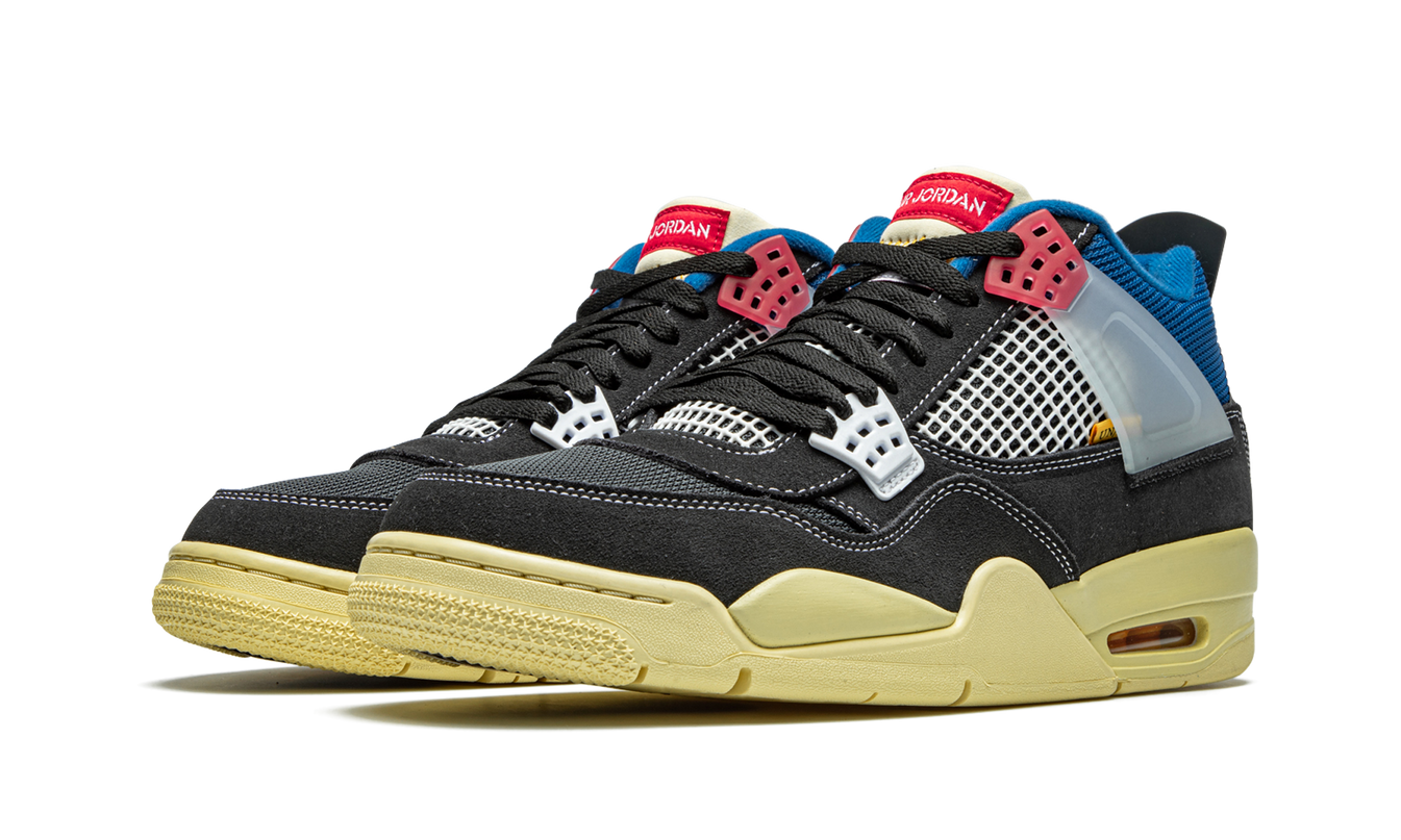 Zwarte Air Jordan 4 Retro SP schoenen met off noir details, ontworpen door Union, zichtbaar vanaf de zijkant.