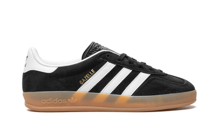 Zwarte Adidas Gazelle Indoor schoenen voor heren, geschikt voor binnen sporten, met zwart suède en witte details.