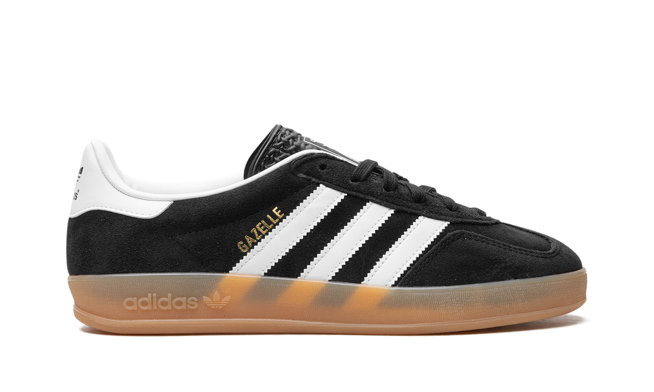 Zwarte Adidas Gazelle Indoor schoenen voor heren, geschikt voor binnen sporten, met zwart suède en witte details.