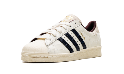 Witte croco sneakers van Mijn winkel uit de Superstar "Wales Bonner" collectie, met leren textuur en stevige zool.