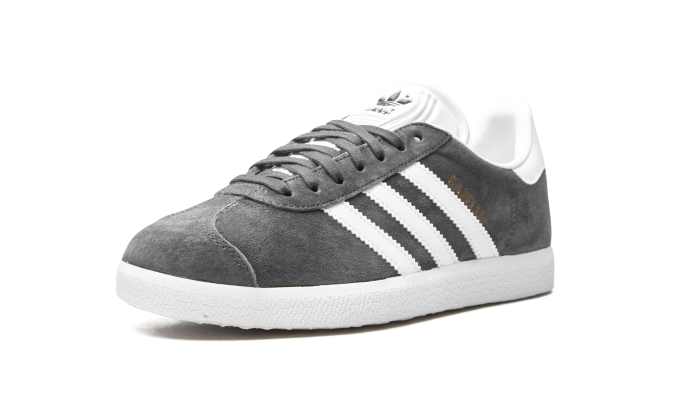 Donkere grijze Adidas Gazelle schoenen met witte zool en lage snit, gemaakt van suède en leer, voor casual stijl