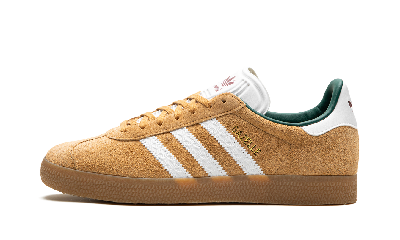 Sportieve Adidas Gazelle Mesa schoenen in geel en wit, met leren bovenwerk en witte zool, weergegeven op een witte achtergrond