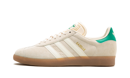 Witte Adidas GAZELLE damesschoenen met groene details, sneakerstijl en witte zool, zichtbaar op een witte achtergrond.