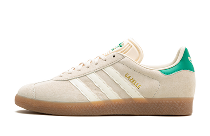 Witte Adidas GAZELLE damesschoenen met groene details, sneakerstijl en witte zool, zichtbaar op een witte achtergrond.