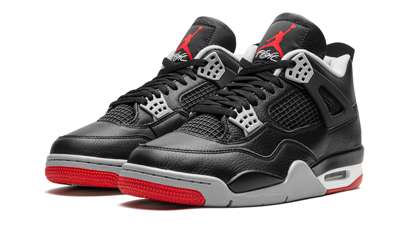 Zwarte Air Jordan 4 "Bred Reimagined" sneakers met rood accenten en witte zool, getoond op een neutrale achtergrond
