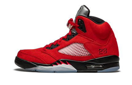Lichte Air Jordan 5 Retro “Raging Bull 2021” sneakers met rood en zwart ontwerp en zichtbare zool, passend bij sport en streetwear.