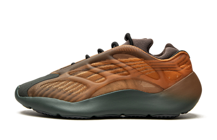 Yeezy 700 V3 Copper Fade schoenen in zilverkleurig en oranje tint, gespiegeld met gedetailleerde textuur en moderne sportstijl