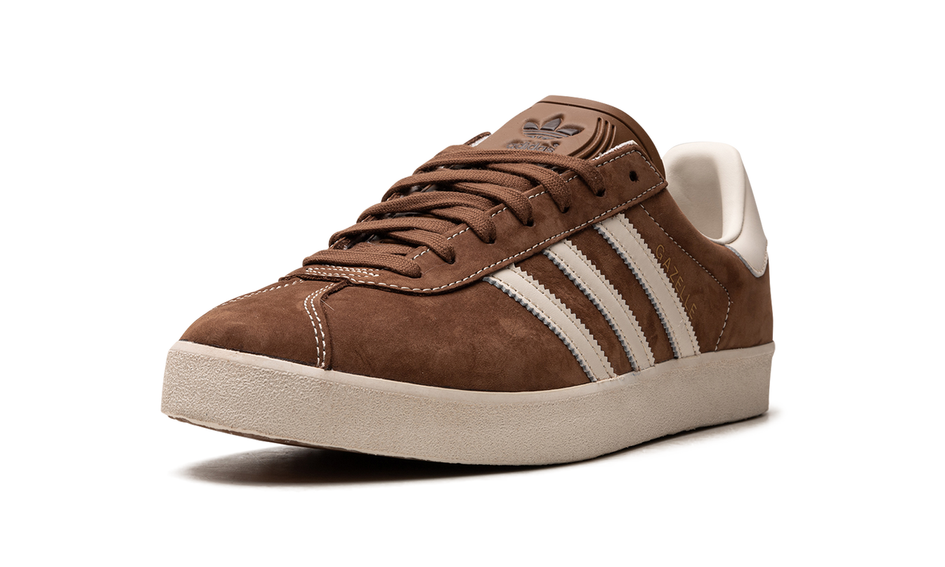 Bruine Adidas Gazelle schoenen met gebreide details en witte zool, sportieve en casual sneakers voor heren en dames.