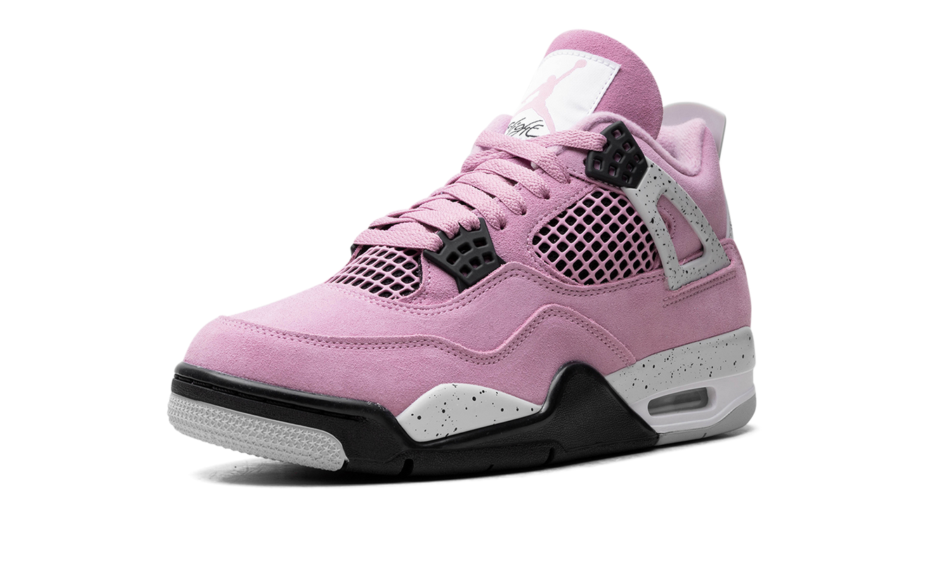 Witte en paarse Air Jordan 4 WMNS sneakers met roze details, van het merk Mijn winkel, op een witte achtergrond.