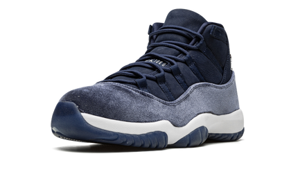 Donkerblauwe Air Jordan 11 Velvet dames sneakers met glanzende afwerking en witte zool op een witte achtergrond